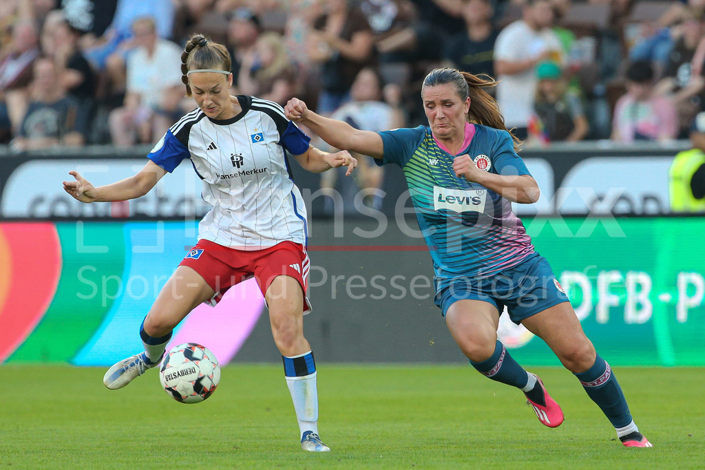 Fussball, DFB-Pokal Frauen, FC St. Pauli - Hamburger SV | v.li.: Emilia Hirche (Hamburger SV, 20) und Rachel Rinast (FC St. Pauli, 31) im Zweikampf, Duell, Dynamik, Aktion, Action, Spielszene, DIE DFB-RICHTLINIEN UNTERSAGEN JEGLICHE NUTZUNG VON FOTOS ALS SEQUENZBILDER UND/ODER VIDEOÄHNLICHE FOTOSTRECKEN. DFB REGULATIONS PROHIBIT ANY USE OF PHOTOGRAPHS AS IMAGE SEQUENCES AND/OR QUASI-VIDEO.