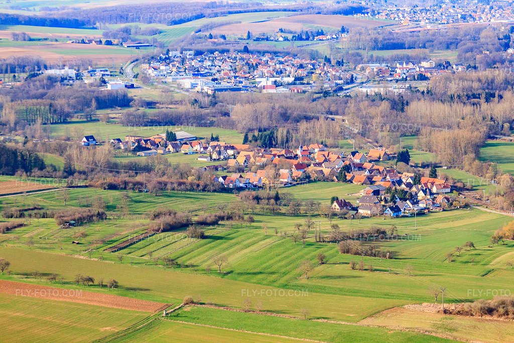 Aerial view: View of the town from the south in Uttenhoffen in the state Bas-Rhin, France. – Photo: IMG_38676.jpg taken on 03/20/2011 by Werner Riehm/FLY-FOTO.com – Resolution of the original: 4752 x 3168 px