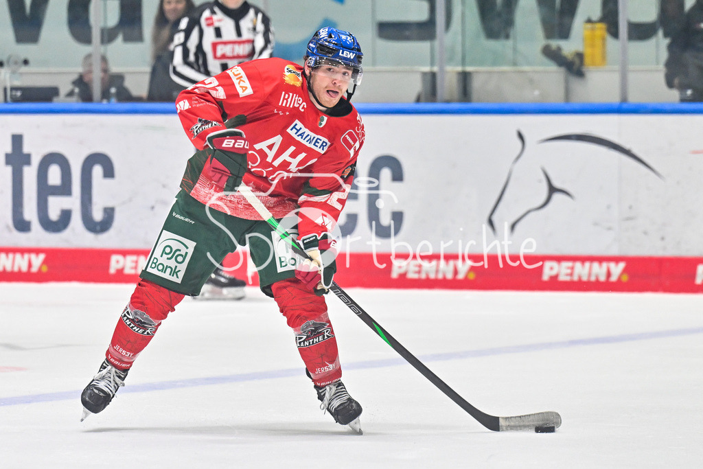 Augsburger Panther - Iserlohn Roosters | am Puck Kyle MAYHEW (Augsburger Panther 27)/ Einzelfoto / Freisteller / Penny DEL: Augsburger Panther - Iserlohn Roosters; Curt Frenzel Stadion am 21.09.2025