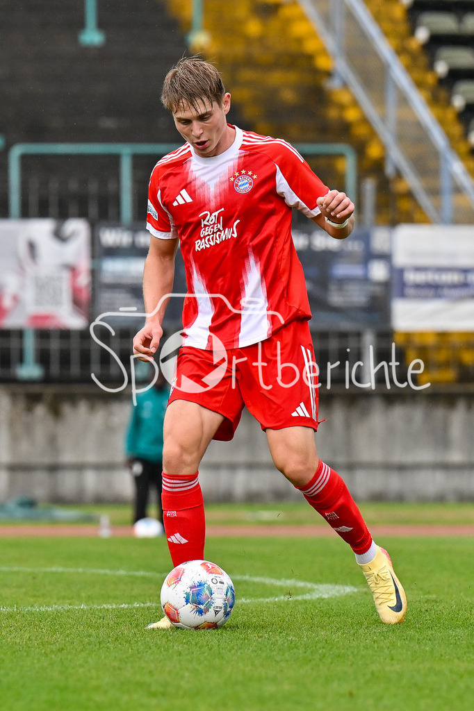 FC Augsburg II - FC Bayern Amateure | am BAll Anton HEINZ (FC Bayern Muenchen II 9) / Einzelfoto / Freisteller / Regionalliga Bayern: FC Augsburg II - FC Bayern Muenchen II, Rosenaustadion am 25.07.2025