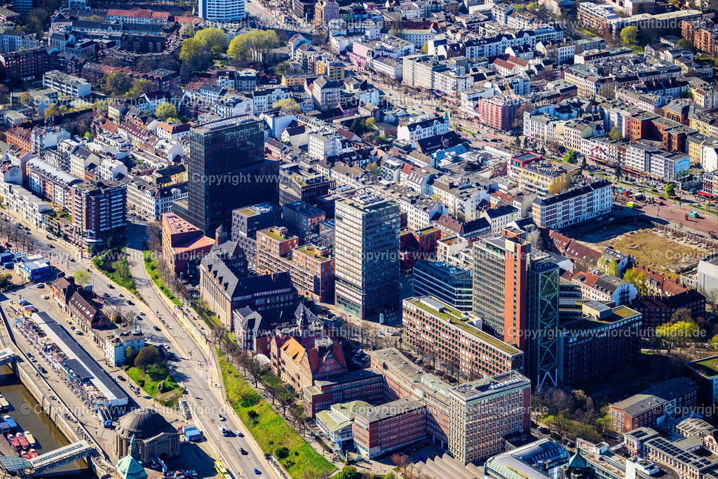 Hamburg_St Pauli_ELS_3152060425 | HAMBURG 06.04.2025 Hochhaus- Ensemble mit dem "EMPIRE RIVERSIDE HOTEL" und dem "ASTRATURM" an der Bernhard-Nocht-Straße entlang der St. Pauli Hafenstraße im Ortsteil Sankt Pauli in Hamburg, Deutschland. Weiterführende Informationen bei: David Chipperfield Architects - Gesellschaft von Architekten mbH,  Deka Immobilien GmbH,  Empire Riverside GmbH & Co. KG,  GRS Reimer Architekten GmbH,  INTERPANE GLAS INDUSTRIE AG,  KSP Jürgen Engel Architekten GmbH,  REEDEREI NORD GMBH,  Schörghuber Spezialtüren KG. // High-rise ensemble with the "EMPIRE RIVERSIDE HOTEL" and "ASTRATURM" on Bernhard-Nocht-Strasse along the St. Pauli Hafenstrasse in the district Sankt Pauli in Hamburg, Germany. Further information at: David Chipperfield Architects - Gesellschaft von Architekten mbH,  Deka Immobilien GmbH,  Empire Riverside GmbH & Co. KG,  GRS Reimer Architekten GmbH,  INTERPANE GLAS INDUSTRIE AG,  KSP Juergen Engel Architekten GmbH,  REEDEREI NORD GMBH,  Schoerghuber Spezialtueren KG. Foto: Martin Elsen