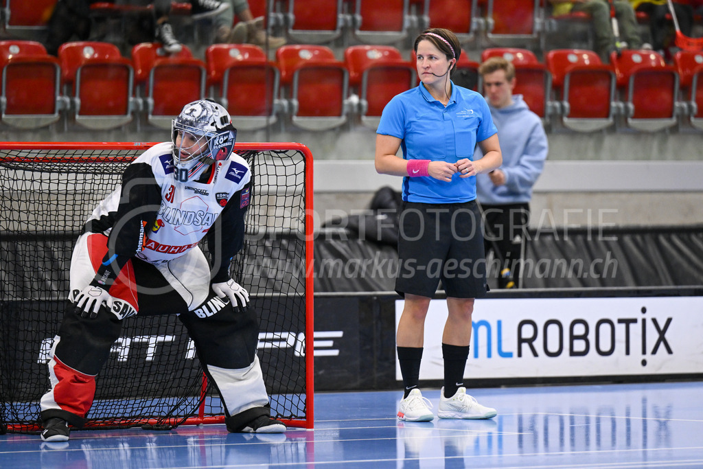 HC Rychenberg vs Floorball Köniz - 18. Dezember 2022 | HC Rychenberg vs Floorball Köniz
AXA Arena, Winterthur
Patrick Eder (#30 Floorball Köniz) undnSchiedsrichterin Corina Wehinger.
Bild: Sportfotografie Markus Aeschimann | www.markus-aeschimann.ch - Realisiert mit Pictrs.com