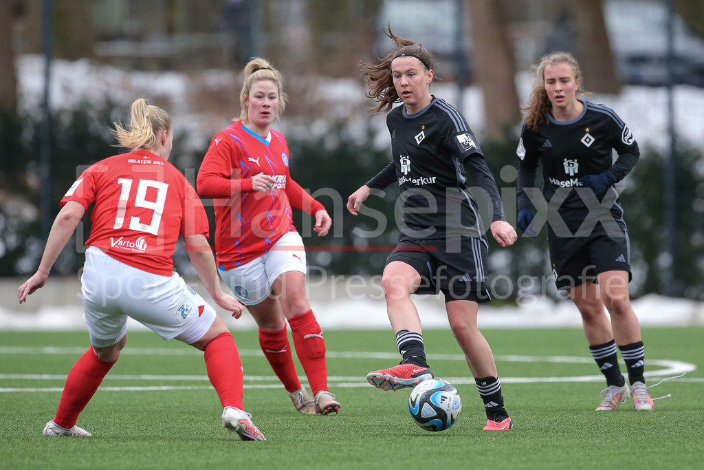 Fussball, Testspiel Frauen, Hamburger SV - Holstein Kiel | v.li.: Larissa Mühlhaus (Hamburger SV, 7) am Ball, Einzelbild, Ganzkörper, Aktion, Action, Spielszene
