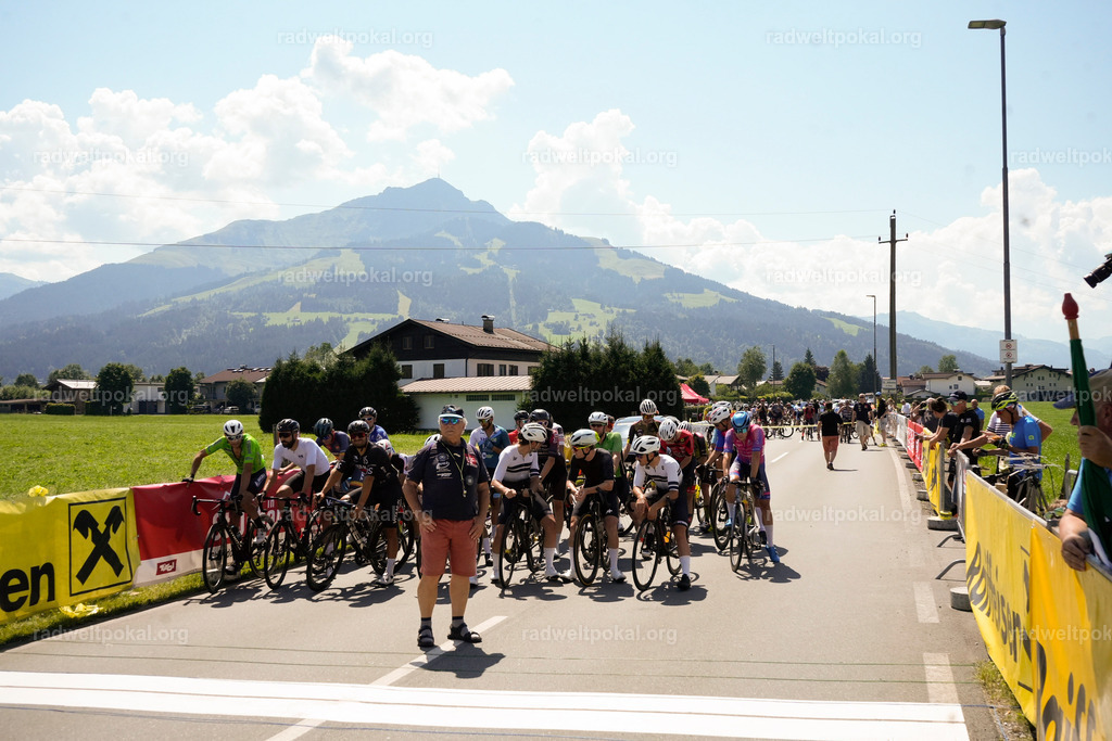 95_20230817_Bewerb_Maenner_Muehlanger | AUT - OESTERREICH, 2023-08-16: SPORT RENNRAD-FAHREN - 55. INTERNATIONALER RADWELTPOKAL IN ST. JOHANN IN TIROL  - Vintage-Radrennen mit WM-Bronze-Medaillen-Siegerin Christina Schweinberger, den Teilnehmer und Alexander Baumann (vom Orginastions-Team) - TAG 2 BEWERB MAENNER IN SECHS GRUPPEN  ; Foto: Roland Muehlanger