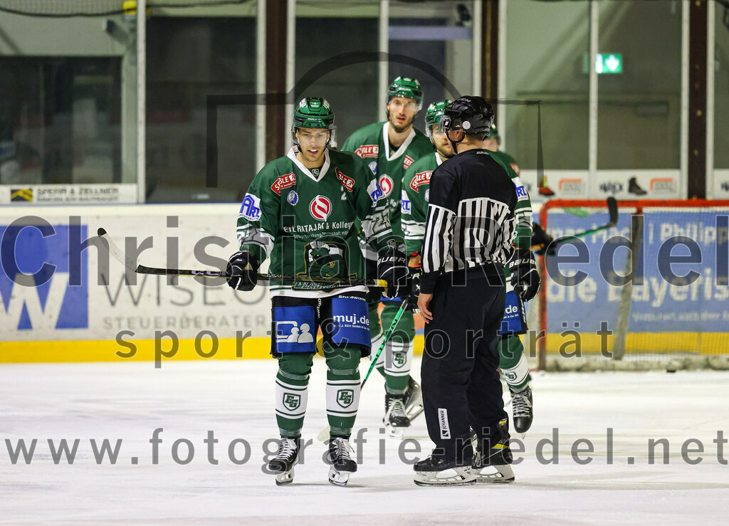 2023-11-17_072_TSV_Erding_gegen_EA_Schongau | Erding, Deutschland, 17.11.2023:
Eishockey, Bayernliga Vorrunde 2023 / 2024, 10. Spieltag, TSV Erding gegen EA Schongau, Endergebnis: 12:4

Mark Waldhausen (Erding Gladiators, #27)

Foto: Christian Riedel / fotografie-riedel.net