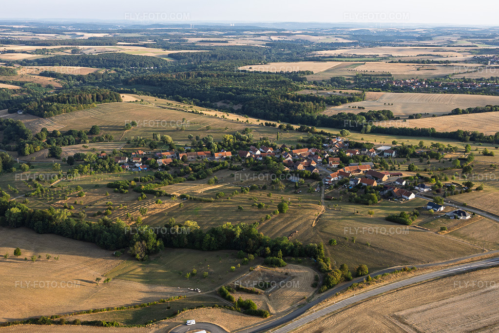 Aerial view: View of the town from the south in Volmunster in the state Moselle, France. – Photo: IMG_158824.jpg taken on 08/15/2026 by Werner Riehm/FLY-FOTO.com – Resolution of the original: 5577 x 3718 px