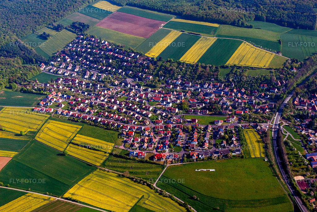 Luftbild: Ortsansicht der Straßen und Häuser der Wohngebiete in Reichenberg im Bundesland Bayern in Deutschland. Foto: IMG_57051.jpg vom 08.05.2013 durch Werner Riehm/FLY-FOTO.de