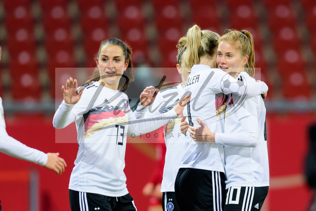 GERTUR20211126_121 | Fussball, Frauen: Lea Schueller (Germany) Torjubel, jubelt mit ihrer Mannschaft nach dem Treffer zum 3:0 bei dem Spiel der WM-Qualifikation zwischen Deutschland und Tuerkei im Eintracht-Stadion am 26.11.2021 in Braunschweig, Deutschland. - Realisiert mit Pictrs.com