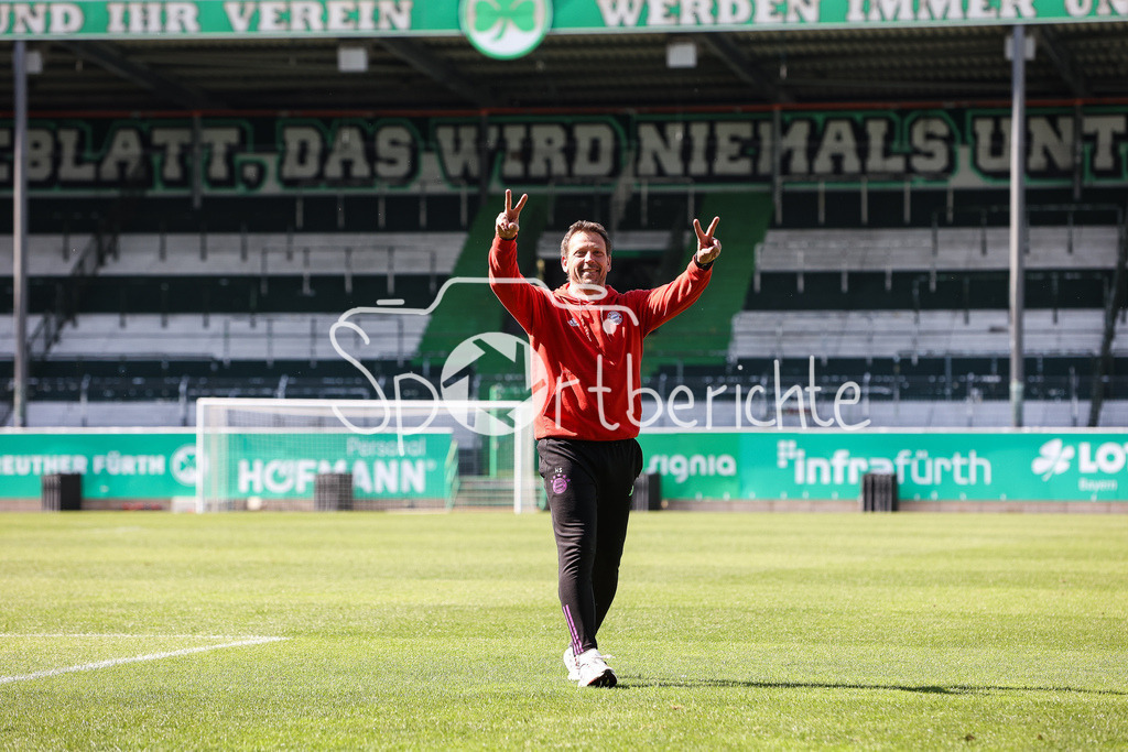 SpVgg Greuther Fürth II - FC Bayern Amateure | FC Bayern Amateure Trainer Holger SEITZ bedankt sich bei den mitgereisten Fans nach dem Auswaertssieg in Fuerth