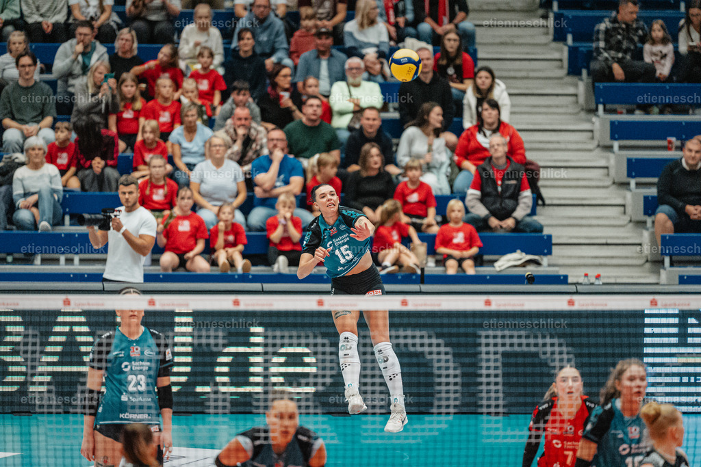 Dresdner SC - Binder Blaubären TSV Flacht, DEKRA 1. Bundesliga Frauen, Volleyball | Im Bild: Aufschlag durch Maia Dvoracek (15, Dresdner SC)24.10.2026, Dresdner SC -  Binder Blaubären TSV Flacht, DEKRA 1. Bundesliga Frauen, Volleyball, Deutschland, Dresden, Cyberport Arena