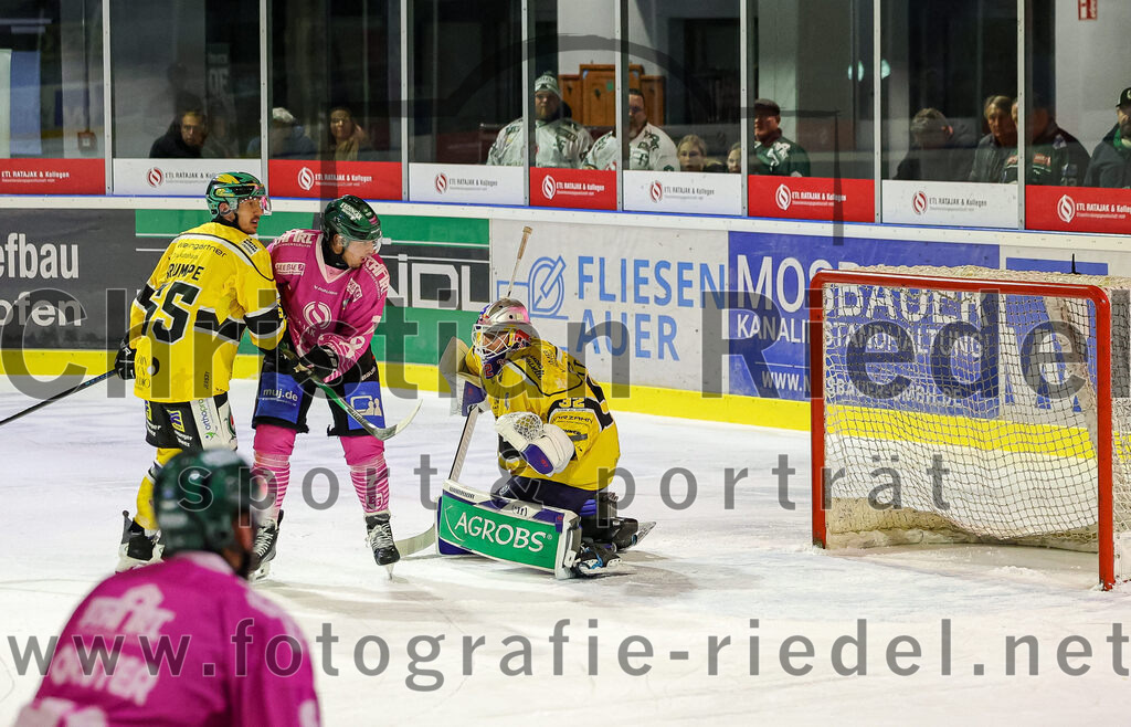 2025-10-28_118_TSV_Erding_gegen_Toelzer_Loewen | Erding, Deutschland, 28.10.2025:Eishockey, Oberliga Süd 2025 / 2026, 13. Spieltag, TSV Erding gegen Tölzer Löwen, Endergebnis: 2:5Florian Krumpe (Tölzer Löwen, #55), Louis Trattner (Erding Gladiators, #7), Torwart Matthias Bittner (Tölzer Löwen, #32)Foto: Christian Riedel / fotografie-riedel.net