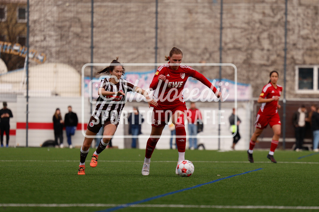 Fußball I Frauen I Saison 2025-2026 I Regionalliga Nord I 15. Spieltag I St. Pauli - SpVg Aurich-38 | Jette Schulz (8, FC St. Pauli) und Jule Kersten (13, SpVg Aurich) im Kampf um den Ball. - Realisiert mit Pictrs.com