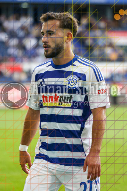 MSV Duisburg vs VfB Stuttgart II - 3. Liga | Duisburg, Deutschland, 02.08.25:   Can Coskun (MSV Duisburg) schaut waehrend des Spiels der 3. Liga MSV Duisburg vs VfB Stuttgart II in der schauinsland-reisen-arena(Foto von Brauer-Fotoagentur / Adrian Schlueter)