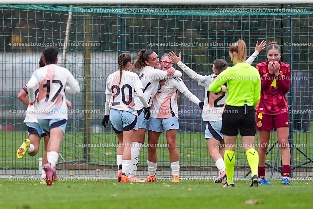 xYDRx02122501047 | 02.11.2025, xydrx, Fußball, Länderspiel, EM-Qualifikation U19-Frauen, Deutschland - Spanien, Sportschule Wedau: Torjubel nach dem Tor zum 5:0 für Spanien durch Torschütze Noa Jimenez (ESP #2) zusammen mit zusammen mit Iris Santiago (ESP #11) und Natalia Escot (ESP #20) und Elene Gurtubay (ESP #21)DFB regulations prohibit any use of photographs as image sequences and or quasi-video.Photo: xYannisxDreimannxPressefotoKochx