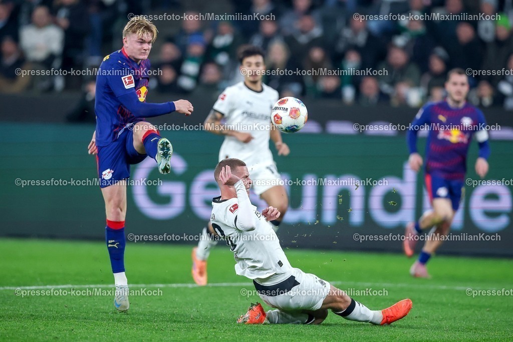 BMG28112501061 | 28.11.2025, Fußball, Borussia Mönchengladbach - RB Leipzig, 1. Fußball Bundesliga, 12.Spieltag, Borussia-Park, Saison 2025 2026: Nico Elvedi (Borussia Mönchengladbach #30) verteidiogt im Zweikampf gegen  Conrad Harder (RB Leipzig #11) DFB regulations prohibit any use of photographs as image sequences and or quasi-video.