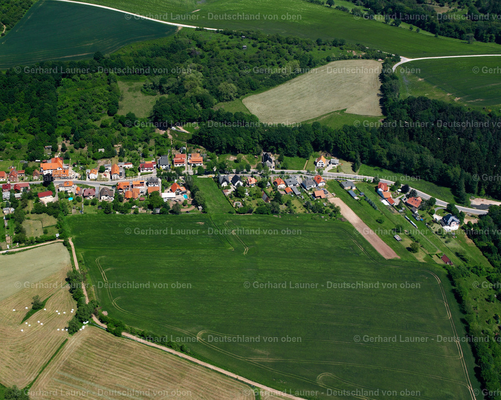 2634243 | HUNDESHAGEN 09.06.2006 Landwirtschaftliche Nutzflächen und Feldgrenzen  umsäumen das Siedlungsgebiet des Dorfes in Hundeshagen im Bundesland Thüringen, Deutschland // Agricultural land and field boundaries surround the settlement area of the village  in Hundeshagen in the state Thuringia, Germany Foto: Gerhard Launer