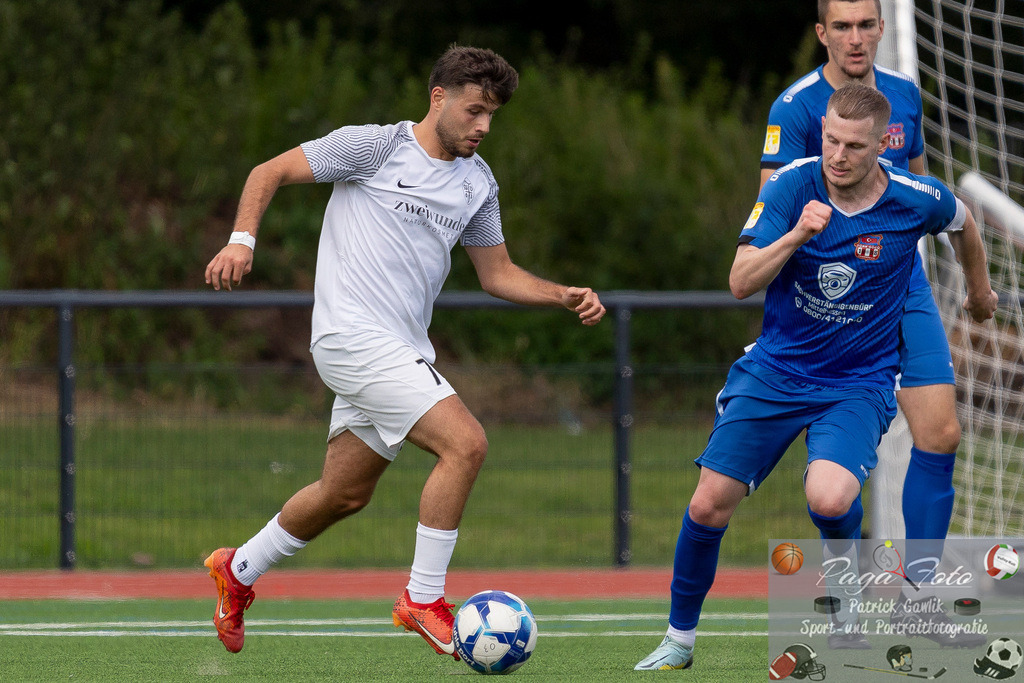 Testspiel: Spvgg. 03 Fechenheim - Türk Gücü Friedberg, 13.07.2024 | Giovanbattista Pedace (Spvgg. 03 Fechenheim #7) mit Ball im Angriff, Spvgg. 03 Fechenheim - Türk Gücü Friedberg, Frankfurt am Main, Sportanlage Birsteiner Straße, 13.7.2024 - Realisiert mit Pictrs.com