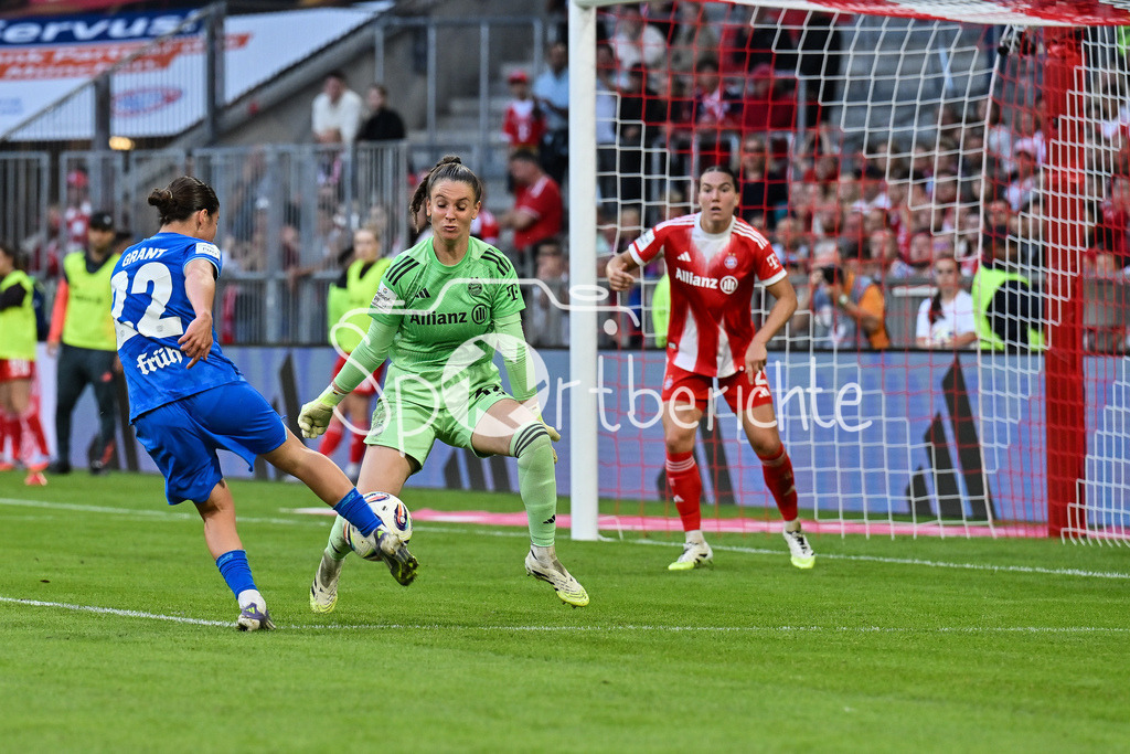 FC Bayern München - Bayer 04 Leverkusen | in dieser Szene scheitert Ruby GRANT (Bayer Leverkusen Frauen 22) an Ena MAHMUTOVIC (FC Bayern München Frauen #32) / Torchance / Google Pixel Frauen-Bundsliga: FC Bayern München - Bayer 04 Leverkusen; Allianz Arena am 06.09.2025