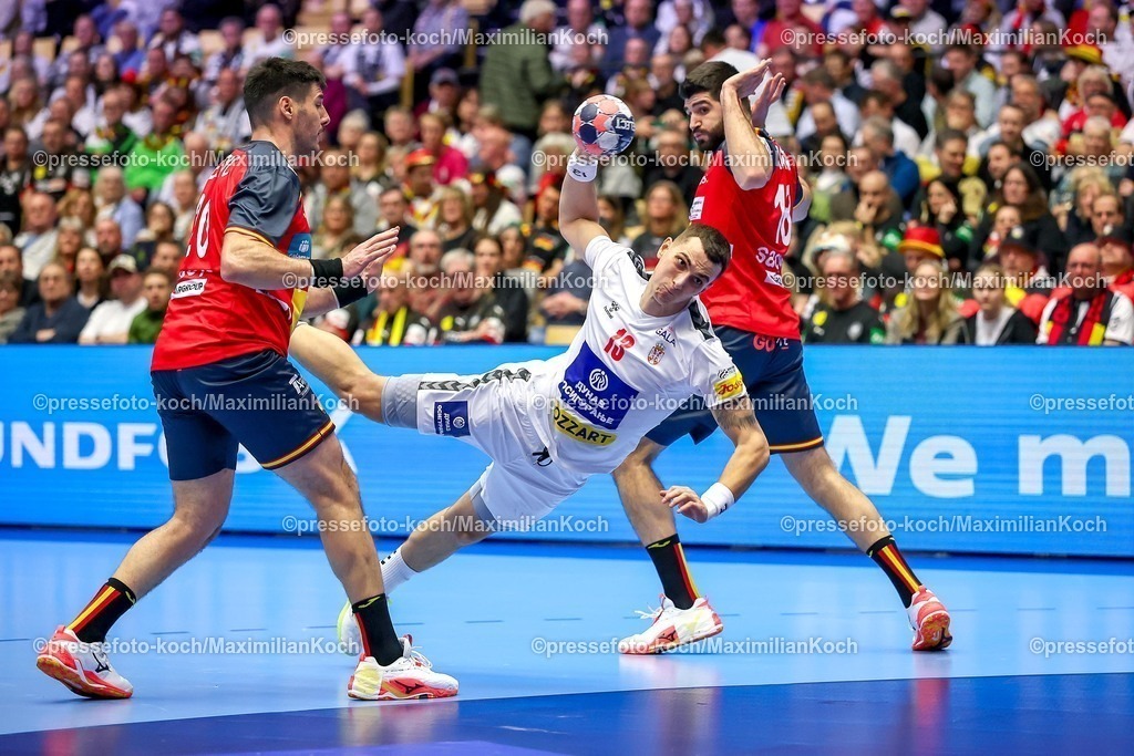 EHF15012601008 | 15.01.2026, Handball, Men's EHF EURO 2026, Spanien - Serbien, Jyske Bank Boxen in Herning, Dänemark, Preliminary Round:  Uros Borzas (Serbien #13) wirft vorbei an  Abel Serdio Guntín (Espania #20)  Imanol Garciandia Alustiza (Espania #18) 