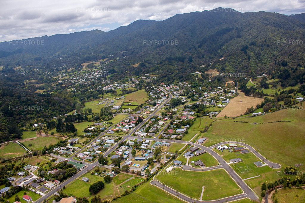 Luftbild: Ortsansicht in Coromandel im Bundesland Waikato in Neuseeland. Foto: IMG_55488.jpg vom 12.01.2013 durch Werner Riehm/FLY-FOTO.de