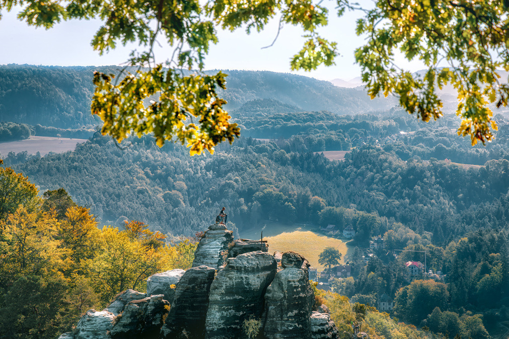 Sächs_2 Kopie | Dieses Bild zeigt die beeindruckenden Sandsteinfelsen im Nationalpark Sächsische Schweiz, einer Region im Elbsandsteingebirge.Die Gegend ist bekannt für ihre bizarren Felsformationen und spektakulären Ausblicke, ähnlich wie amerikanische Canyons.Die Bastei ist eine der berühmtesten Felsformationen in diesem Gebiet, gelegen in der Nähe von Dresden und Rathen.Der 112 Kilometer lange Malerweg führt Wanderer durch diese Landschaft, inspiriert von Künstlern der Romantik - Realisiert mit Pictrs.com