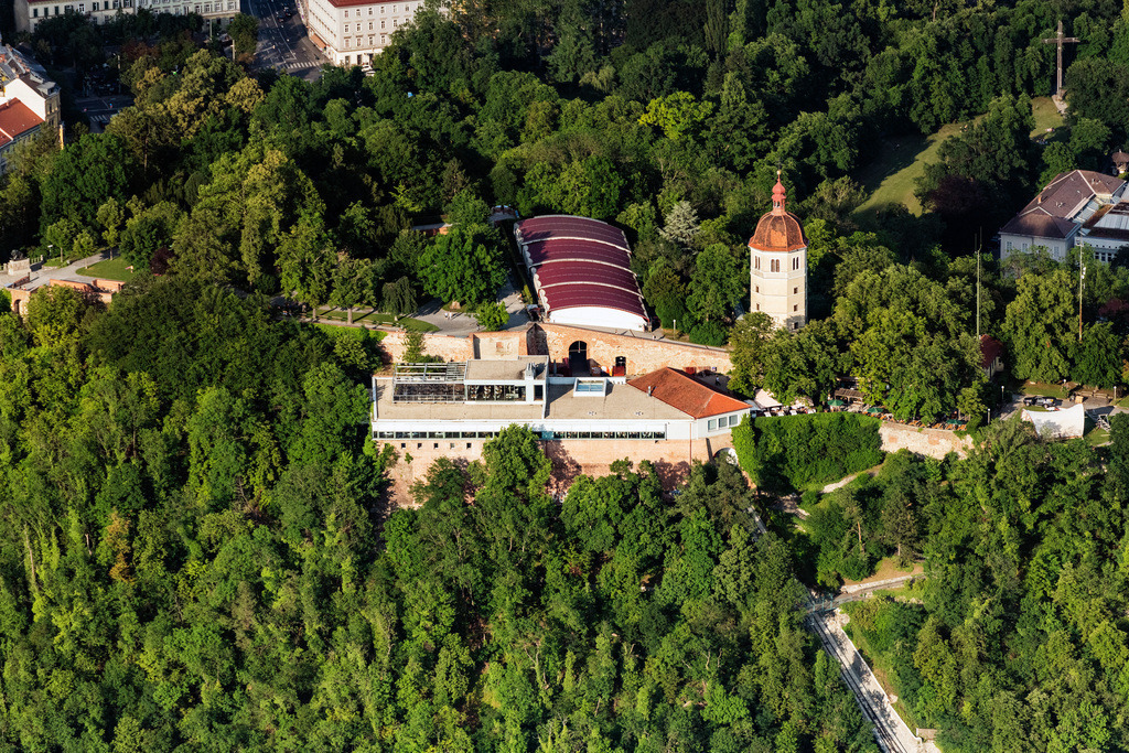 dr__0025401.jpg | GRAZ 24.06.2019 Konstruktion des Bauwerkes der Freilicht- Bühne Kasematten und der Glockenturm auch "Liesl" genannt auf dem Schlossberg in Graz in Steiermark, Österreich. // Construction of the building of the open-air theater Kasematten and of Glockenturm also called "Liesl" genannt on Schlossberg in Graz in Steiermark, Austria. Foto: Daniel Reiter