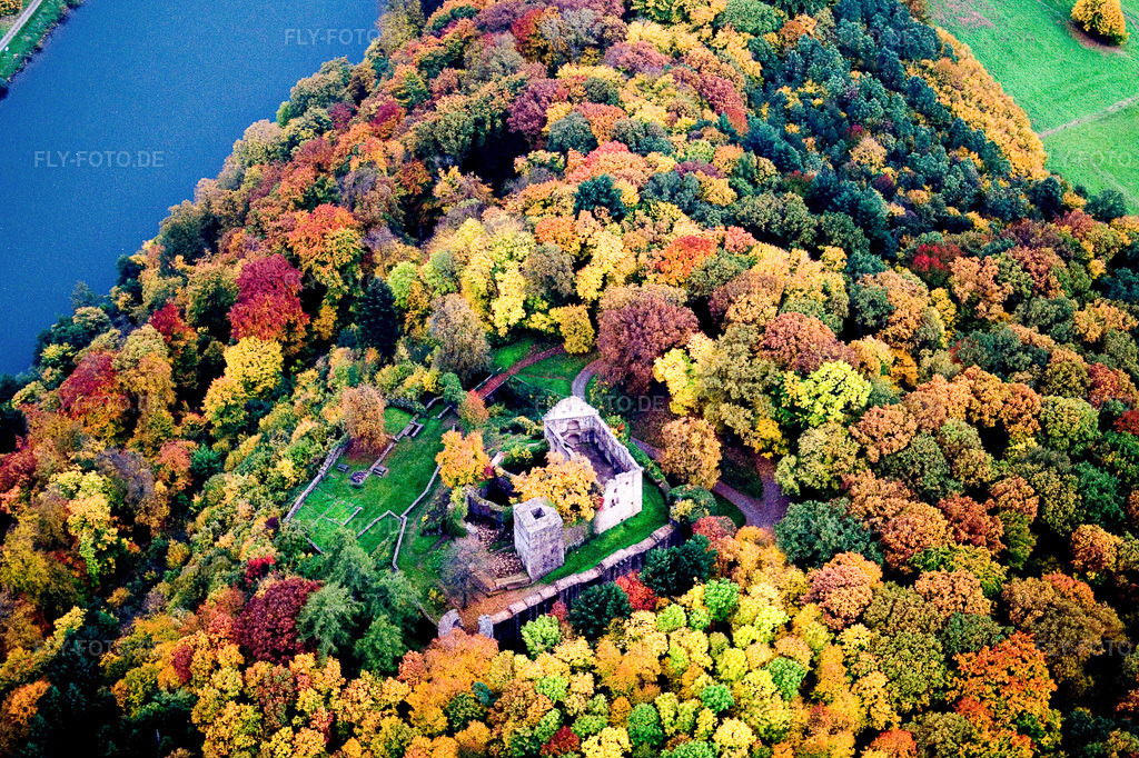 Luftbild: Ruine und Mauerreste der ehemaligen Burganlage Minneburg im Herbstwald über dem Neckar im Ortsteil Neckarkatzenbach in Neunkirchen im Bundesland Baden-Württemberg in Deutschland. Foto: IMG_14263.jpg vom 12.10.2008 durch Werner Riehm/FLY-FOTO.de