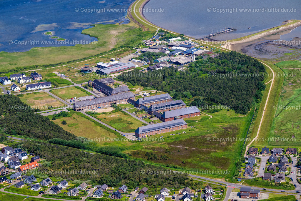 Sylt_Rantum_Ehemals_Kaserne_Stegerhüs_ELS_4332130625 | SYLT 13.06.2025 Ferienhaus Anlage " Steger-Hüs " an der Straße Am Torbogen in Sylt Nordsee - Insel im Bundesland Schleswig-Holstein, Deutschland. Weiterführende Informationen bei: Söl-Service GmbH. // Holiday house plant of the park " Steger-Hues " on street Am Torbogen in Sylt North Sea Island in the state Schleswig-Holstein, Germany. Further information at: Soel-Service GmbH. Foto: Martin Elsen