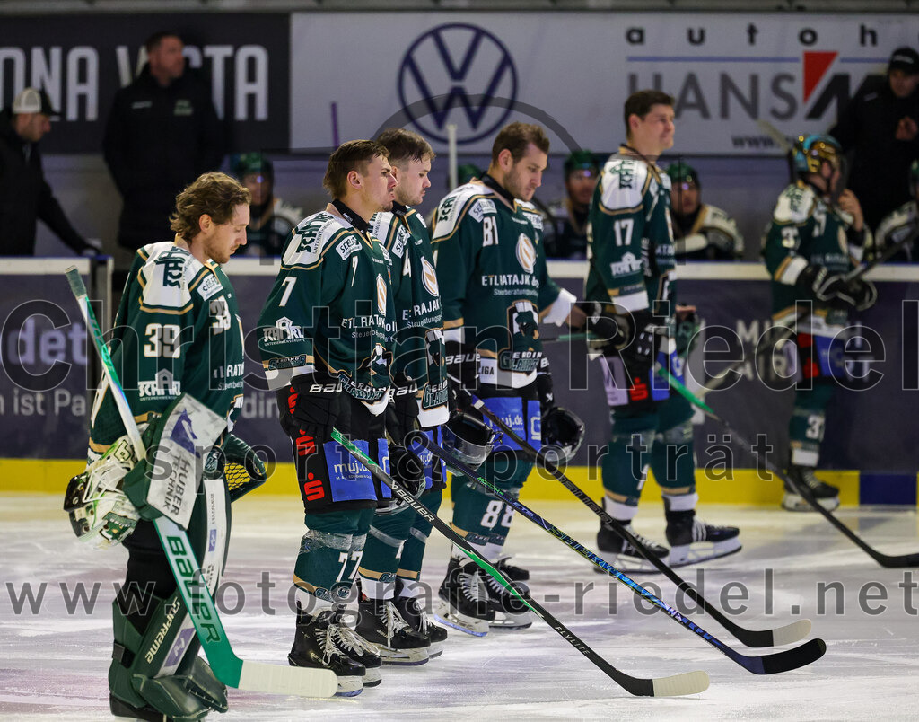 2025-12-23_029_TSV_Erding_gegen_Heilbronner_Falken | Erding, Deutschland, 23.12.2025:Eishockey, Oberliga Süd 2025 / 2026, 29. Spieltag, TSV Erding gegen Heilbronner Falken, Endergebnis: 5:4Torwart Leon Meder (Erding Gladiators, #39), Louis Trattner (Erding Gladiators, #7), Maximilian Forster (Erding Gladiators, #81), Elia Ostwald (Erding Gladiators, #17)Foto: Christian Riedel / fotografie-riedel.net