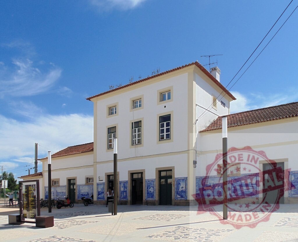 Aveiro Region - Portugal Válega train station building with blue azulejos | Válega train station facade showing traditional Portuguese azulejo tiles under a blue sky - Realisiert mit Pictrs.com