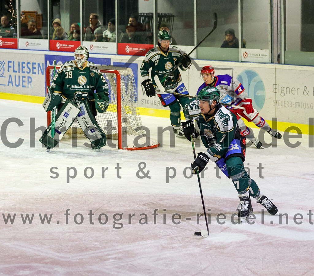 2025-11-30_077_TSV_Erding_gegen_EC_Peiting | Erding, Deutschland, 30.11.2025:Eishockey, Oberliga Süd 2025 / 2026, 22. Spieltag, TSV Erding gegen EC Peiting, Endergebnis: 5:1Torwart Leon Meder (Erding Gladiators, #39), Elia Ostwald (Erding Gladiators, #17), Louis Trattner (Erding Gladiators, #7)Foto: Christian Riedel / fotografie-riedel.net