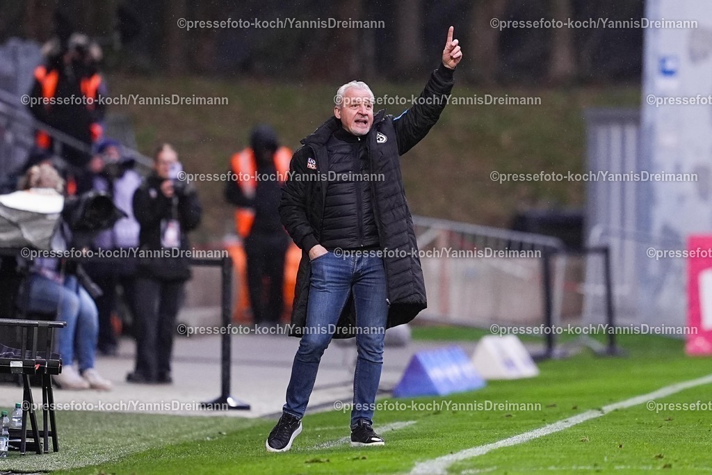 xYDRx06122501045 | 06.12.2025, xydrx, Fußball, 3.Liga, FC Viktoria Köln - SSV Ulm 1846, Saison 2025 2026, Sportpark Höhenberg: Pavel Dotchev (Cheftrainer SSV Ulm) gestikulierend       DFB regulations prohibit any use of photographs as image sequences and or quasi-video.Photo: xYannisxDreimannxPressefotoKochx