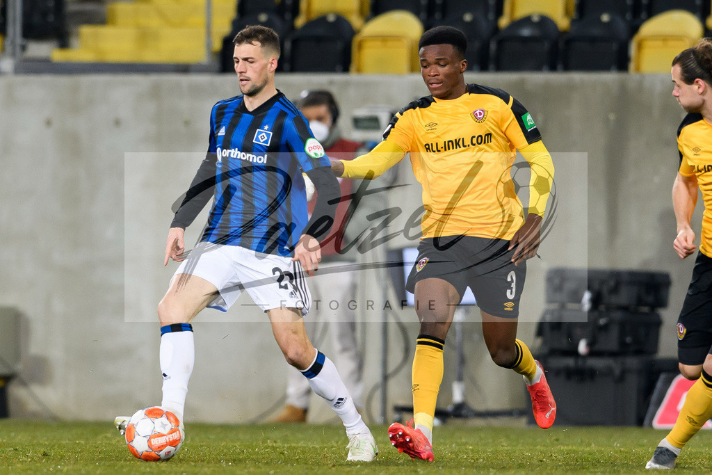 SGDHSV20220114_135 | Fussball, Herren: Jonas Meffert (Hamburger SV) und Michael Akoto (SG Dynamo Dresden) im Zweikampf bei dem Spiel der 2. Bundesliga zwischen SG Dynamo Dresden und Hamburger SV im Rudolf-Harbig-Stadion am 14.01.2022 in Dresden, Deutschland.DFB / DFL REGULATIONS PROHIBIT ANY USE OF PHOTOGRAPHS AS IMAGE SEQUENCES AND/OR QUASI-VIDEO. - Realisiert mit Pictrs.com