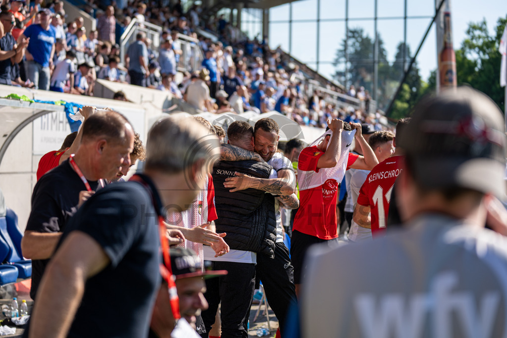 Stuttgarter Kickers vs. SG Sonnenhof Großaspach, Fussball, WFV-Pokal, Finale, 23.05.2026 | Pascal Reinhardt (Trainer SG Sonnenhof Großaspach) liegt Julian Schieber (sportilicher Leiter SG Sonnenhof Großaspach) in den Armen,Stuttgarter Kickers vs. SG Sonnenhof Großaspach, Fussball, WFV-Pokal, Finale, 23.05.2026