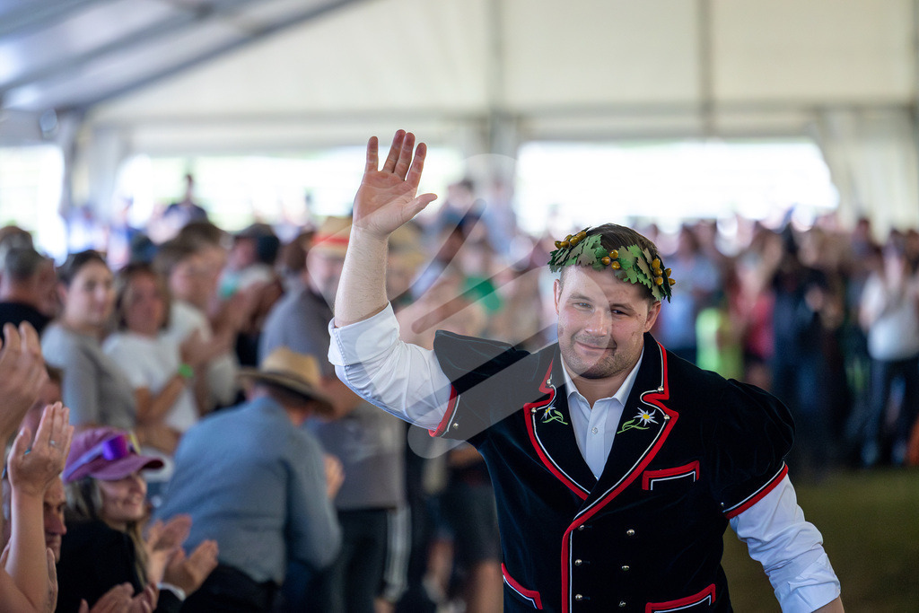 Rigi2025_3179 | Die Schwinger des Schwyzer Kantonalen Schwingerverbandes: Fotos, die Dynamik und Leidenschaft festhalten, sowie emotionale Momente aus dem traditionellen Schwingsport zeigen. - Realisiert mit Pictrs.com
