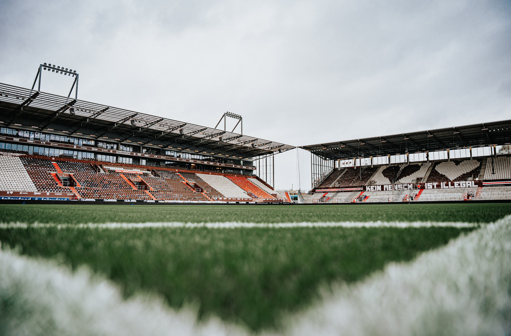 FCSP_YD-09496 | Der offizielle Shop für FC St. Pauli Fotos. Wähle aus Spielszenen & Fanmomenten dein FCSP Wunschformat. Wir liefern Millerntor-Atmosphäre.