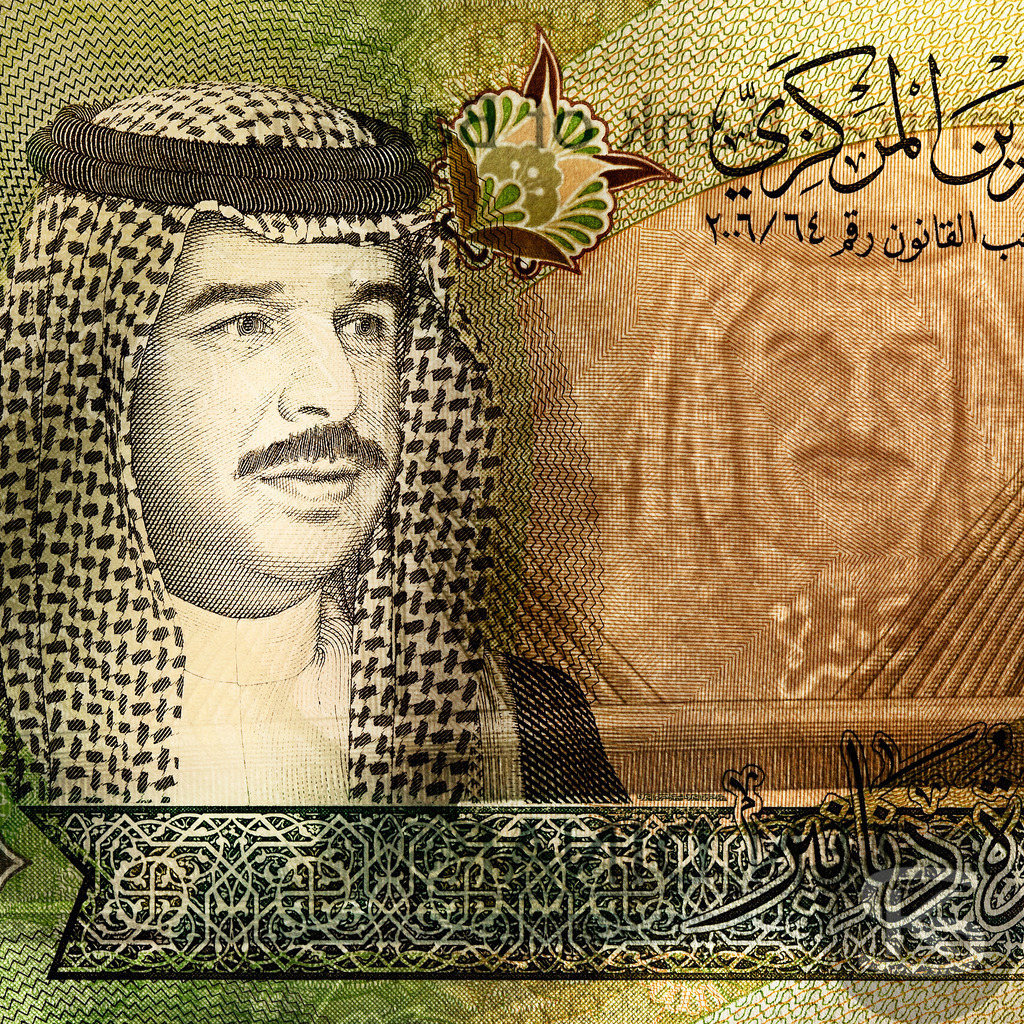 BAHRAIN - Hamad bin Isa Al Chalifa | König von Bahrain, 1950-heute | Entdecken Sie "Gesichter der Währungen" – eine einzigartige Fotoserie von Stefan Kuhn, die Banknoten aus aller Welt als Kunstwerke neu interpretiert. Vorder- und Rückseite verschmelzen zu faszinierenden Kompositionen.  - Realisiert mit Pictrs.com