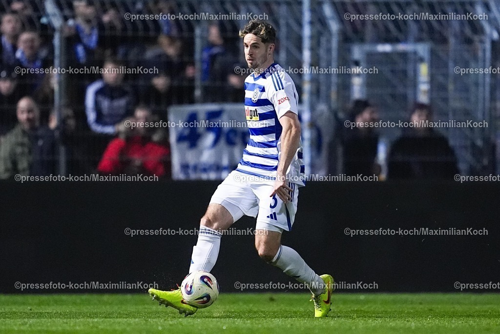 xYDRx21122501050 | 21.12.2025, xydrx, Fußball, 3.Liga, FC Viktoria Köln - MSV Duisburg, Saison 2025 2026, Sportpark Höhenberg: Tobias Fleckstein (MSV Duisburg #5)       DFB regulations prohibit any use of photographs as image sequences and or quasi-video.Photo: xYannisxDreimannxPressefotoKochx