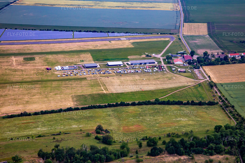 Luftbild: Motorschirme am Flugplatz Ballenstedt im Ortsteil Asmusstedt in Ballenstedt im Bundesland Sachsen-Anhalt in Deutschland. Foto: IMG_136383.jpg vom 16.06.2023 durch Werner Riehm/FLY-FOTO.deVerkehrslandeplatz Ballenstedt-Harz