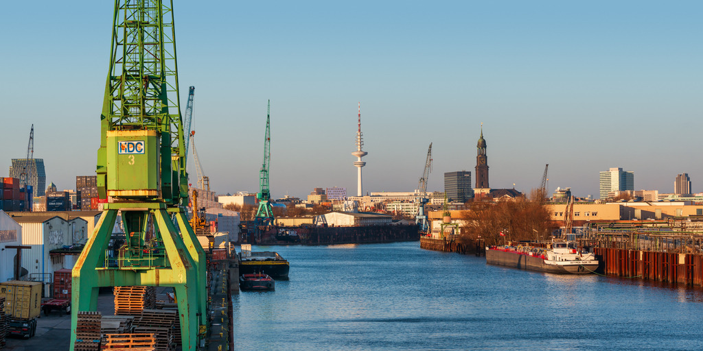 10240711 - Blick von der Argentinienbrücke | Blick von der Argentinienbrücke auf historische Hafenkräne, den Michel und den Fernsehturm.