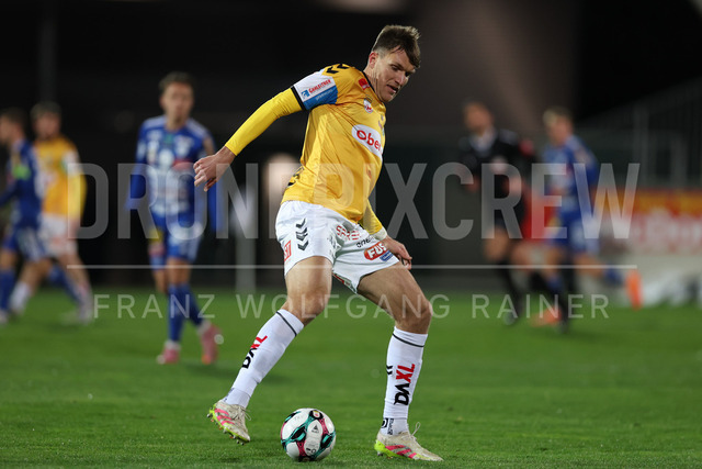 TSV Egger Glas Hartberg vs SV Oberbank Ried – Austrian Bundesliga Match | The image shows Nikki Havenaar (Ried) with the ball, at the Bundesliga match TSV Hartberg vs SV Ried at Profertil Arena Hartberg. 22.11.2025