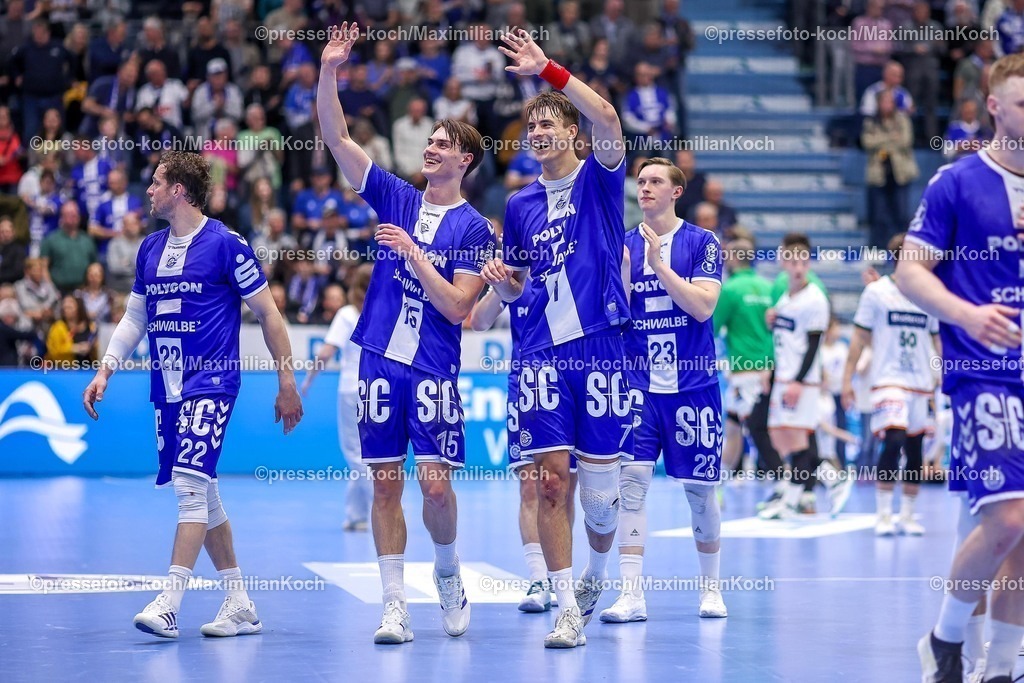 Gum27032501079 | 27.03.2025, Handball, HBL, VfL Gummersbach - HSG Wetzlar, Schwalbe-Arena: Abschlussjubel nach dem  33:24 Sieg für Gummersbach. Miro Schluroff (GUM #15) zusammen mit Julian Köster (GUM #7) jubelnd lachend Freude zufrieden glücklich