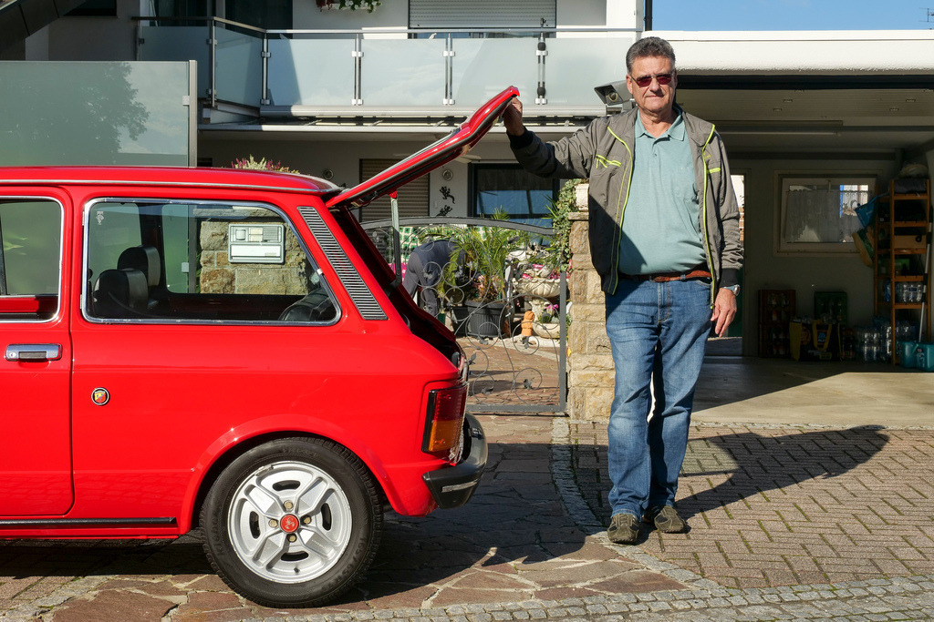 Oldtimer | Sachsenheim - Autos werden immer größer. Nicht bei Roland Zeh, er fährt einen kleinen roten  Autobianchi Oldtimer. - Realisiert mit Pictrs.com