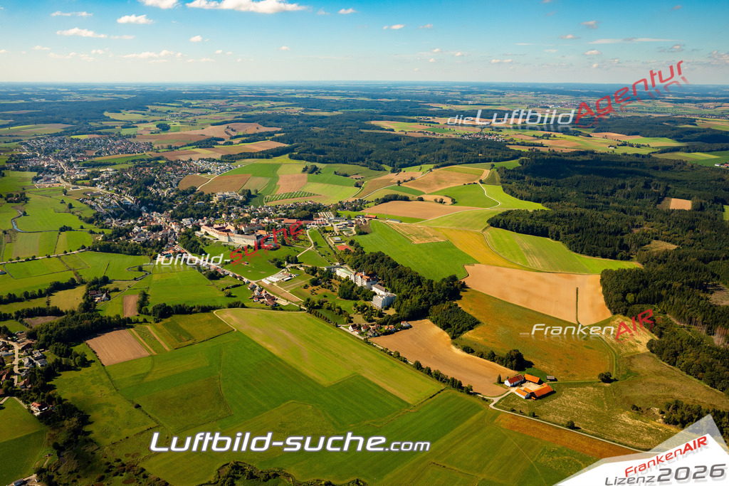 Das Luftbild zeigt : Mallersdorf Mallersdorf-Pfaffenberg - Die Luftaufnahme wurde 2023 vom UL-Flugzeug aus erstellt ( keine Drohne ) - Hochauflösende Luftaufnahme - Für grossformatige Ausdrucke geeignet. Die Geschenkidee !Mit Lizenz und Bildrechte bestellbar