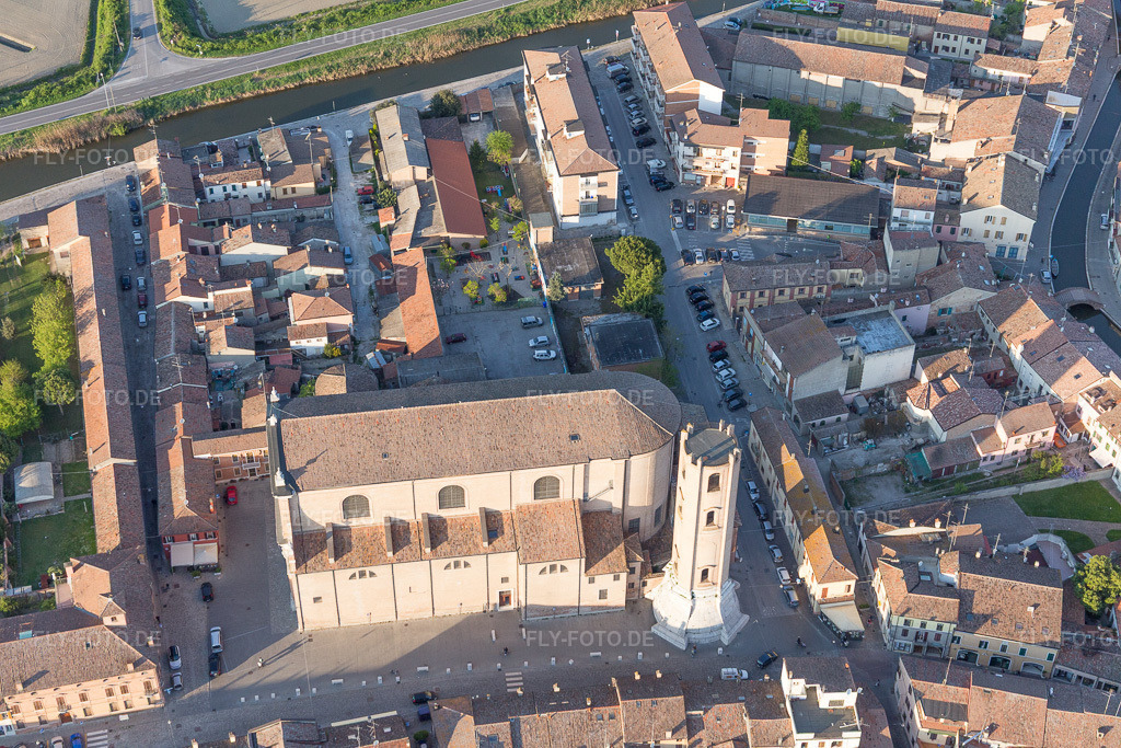 Luftbild: Ortsansicht in Comacchio im Bundesland Ferrara in Italien. Foto: IMG_098686.jpg vom 06.04.2017 durch Werner Riehm/FLY-FOTO.de