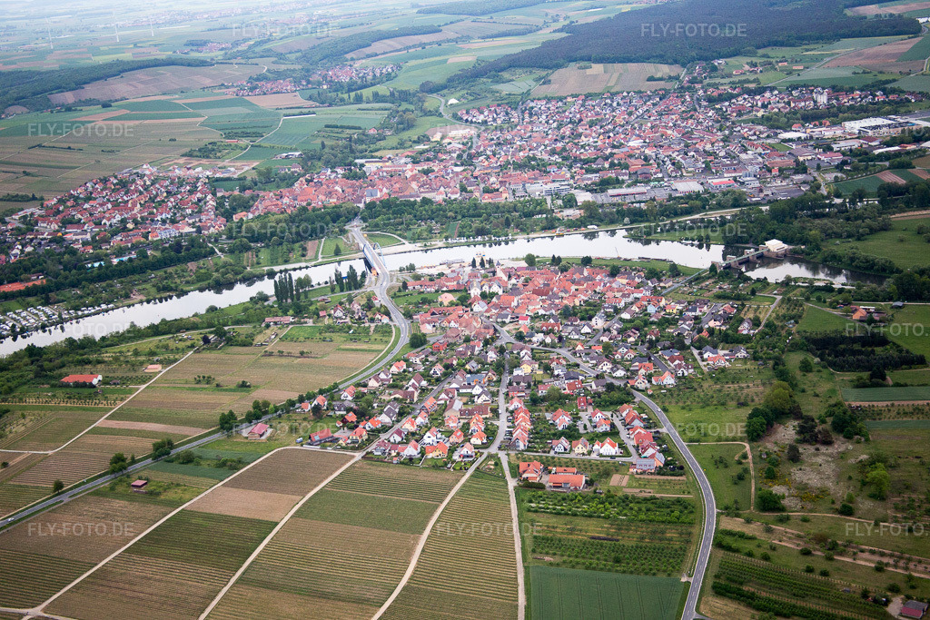 Luftbild: Ortsansicht von Westen im Ortsteil Astheim in Volkach im Bundesland Bayern in Deutschland. Foto: IMG_078880.jpg vom 14.05.2015 durch Werner Riehm/FLY-FOTO.de