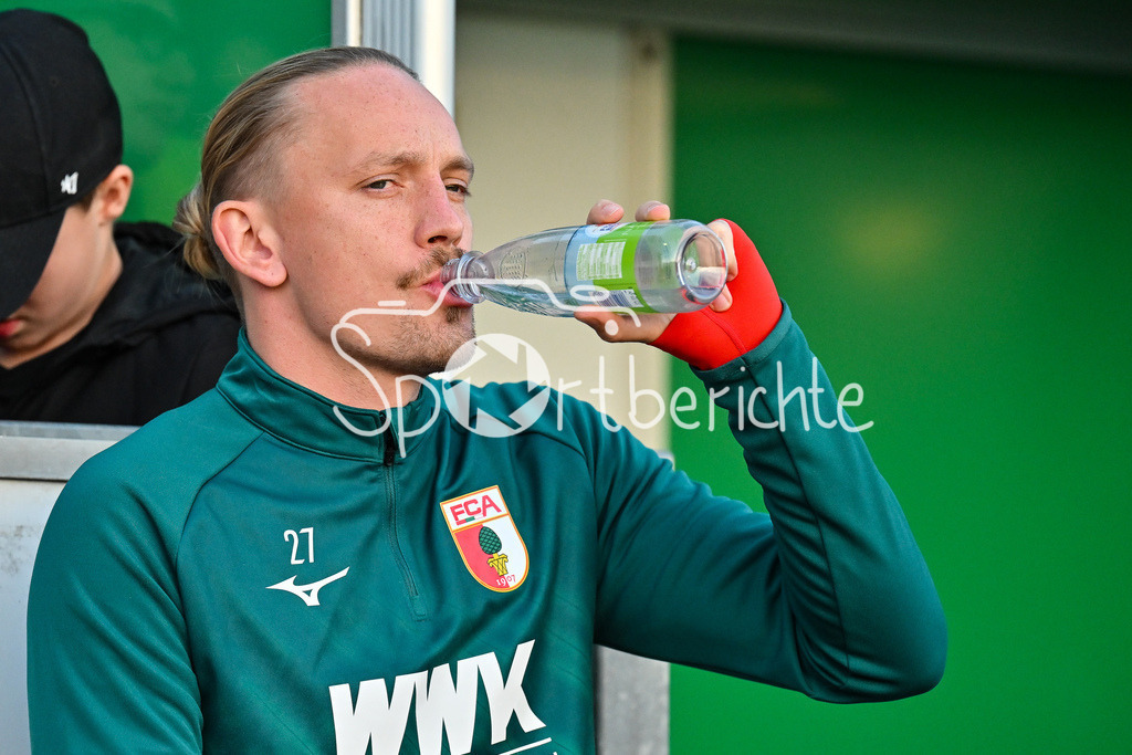 FC Augsburg - SSV Ulm 1846 Fussball | Im Bild Marius WOLF (FC Augsburg 27) auf der Bank mit einer Flasche Wasser in der Hand / Einzelfoto / Freisteller / Testspiel: FC Augsburg - SSV Ulm 1846 Fussball; TSV Burgau Sportzentrum am 08.10.2025