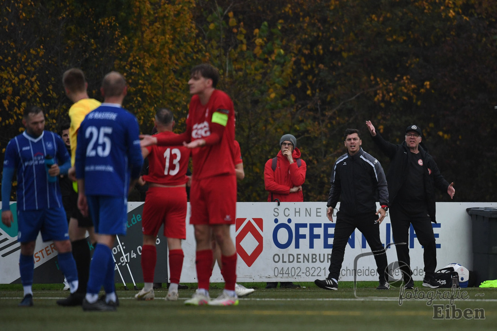 FC Rastede-VfL Wildeshausen | Herren Bezirksliga 2; FC Rastede (blau)-VfL Wildeshausen (rot) am 09.11.2025 in Rastede (Sportanlage Köttersweg), Photo: Philip Eiben 2025 - Realisiert mit Pictrs.com