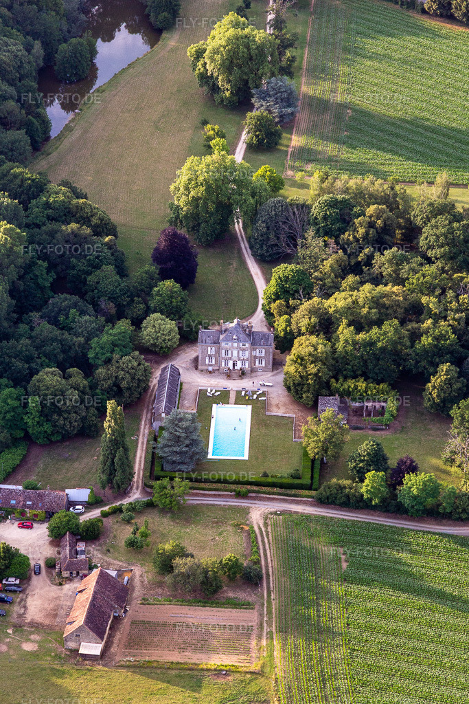 Luftbild: Château de Saint-Paul in Saint-Michel-de-Chavaignes im Bundesland Sarthe in Frankreich. Foto: IMG_132443.jpg vom 14.06.2022 durch Werner Riehm/FLY-FOTO.de
