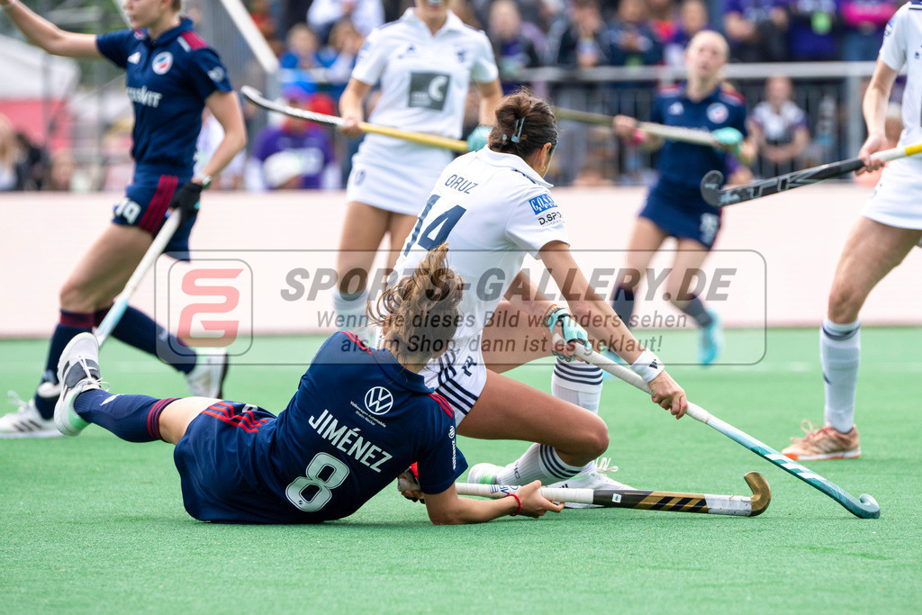 Final4_20240519-1204-0072 | Bonn, Deutschland, 19.05.2024: Lucia Jimenez Vicenter (Mannheimer HC), Selin Oruz (Duesseldorfer HC) in Aktion waehrend des Spiels der Deutsche Feldhockey-Meisterschaften 2024 zwischen Final 4 Damen Finale Düsseldorfer HC - Mannheimer HC im Bonner THV am 19.05.2024 in Bonn, Deutschland. (Foto von Stephan Fehrmann)

Bonn, Germany, 19.05.2024: Lucia Jimenez Vicenter (Mannheimer HC), Selin Oruz (Duesseldorfer HC) in action during the game of Deutsche Feldhockey-Meisterschaften 2024 between Final 4 Damen Finale Düsseldorfer HC - Mannheimer HC in Bonner THV at 19.05.2024 in Bonn, Deutschland. (Foto from Stephan Fehrmann)